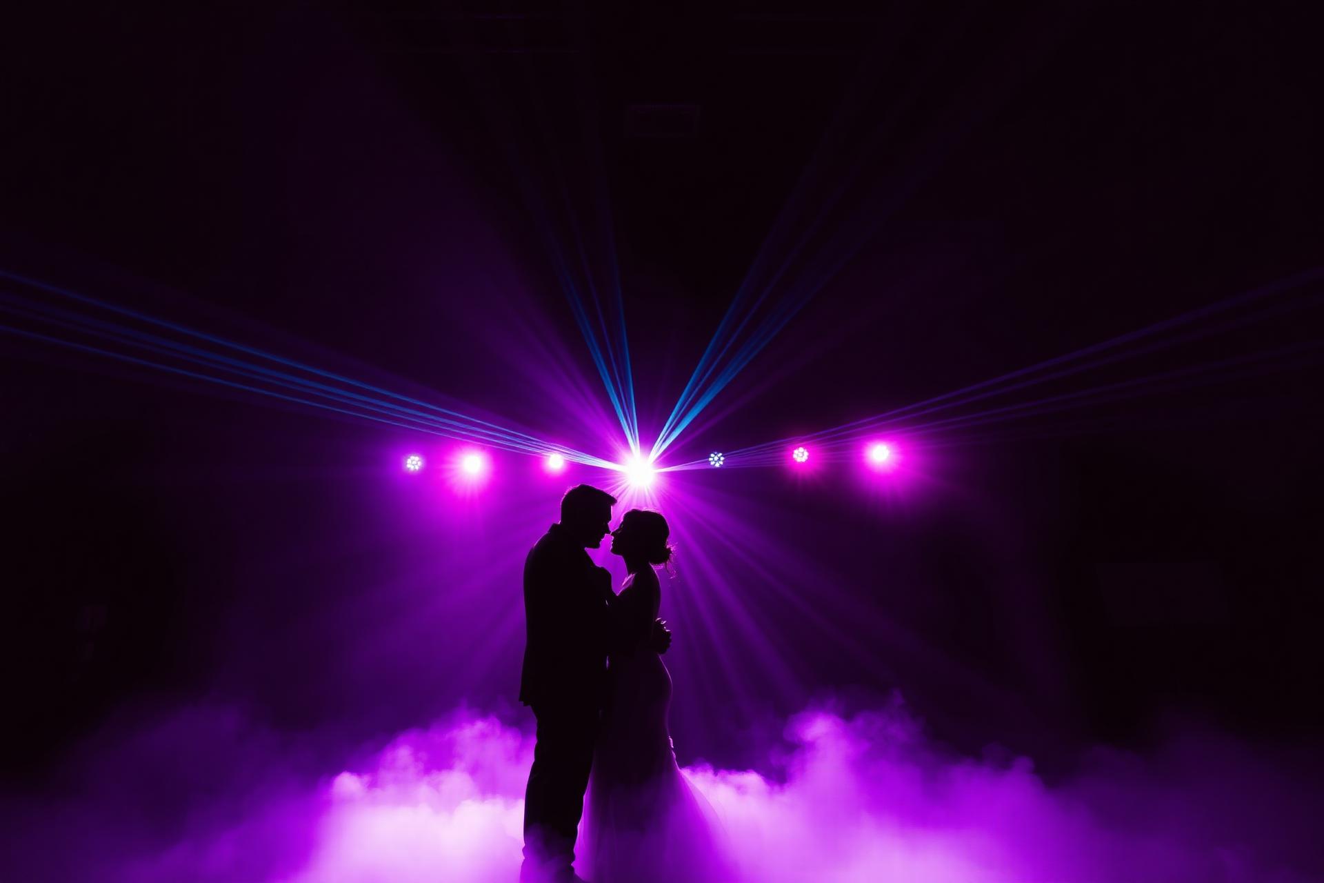 Brautpaar auf der Tanzfläche mit Lasershow